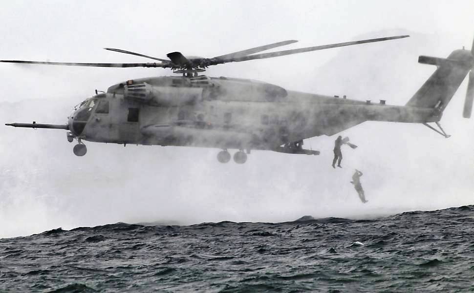 Soldados saltam de helicóptero da marinha dos EUA